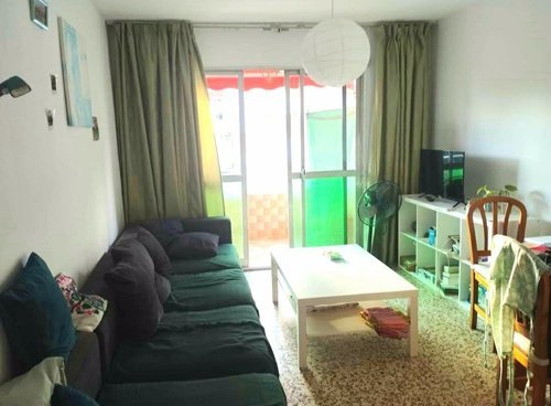 Habitación luminosa en piso compartido