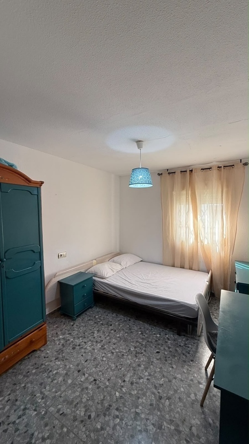 Habitación con mucha luz, con aire acondicionado