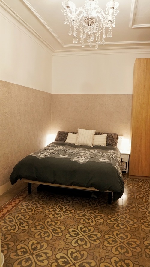 Great room and property in the center of Barcelona!