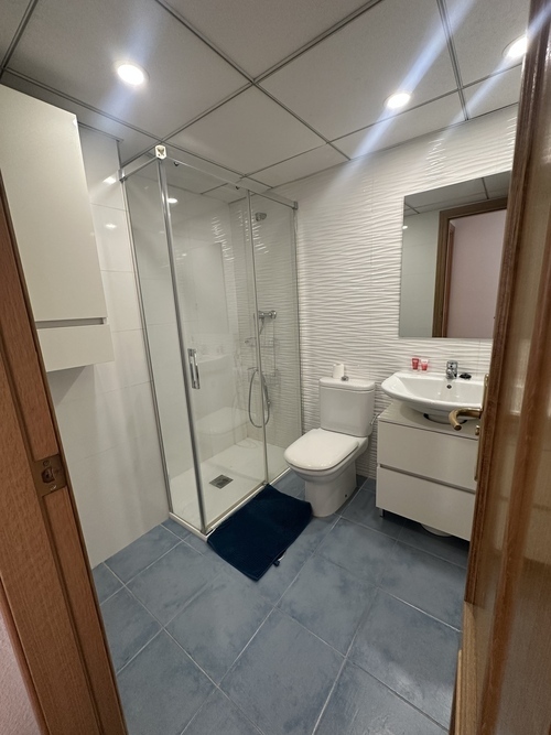Habitación con baño privado en gran via   