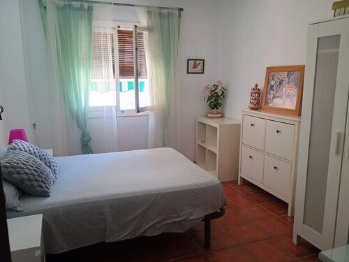 Habitación con mucha luz, amplia, acogedora