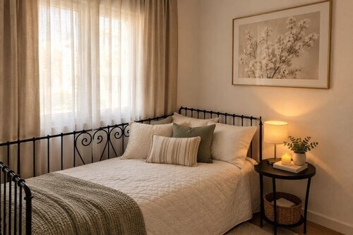 Habitación con armario grande con baño privado y piscin