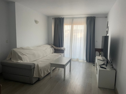 habitación luminosa con cama grande.