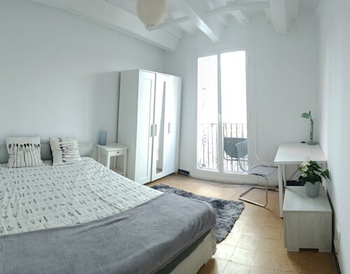 Habitación con mucha luz, con balcón en El Born
