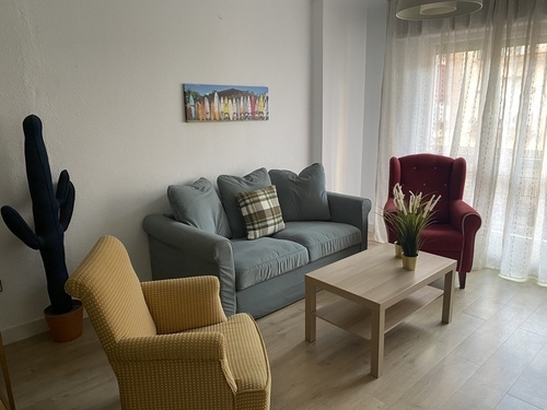 Grande piso con dos habitaciones y balcon cerca centro