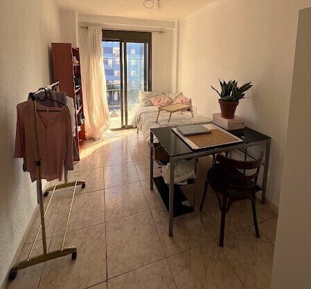 Habitación con balcòn en piso soleado