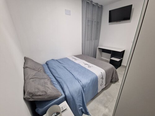 Habitación con mucha luz, y totalmente amoblada