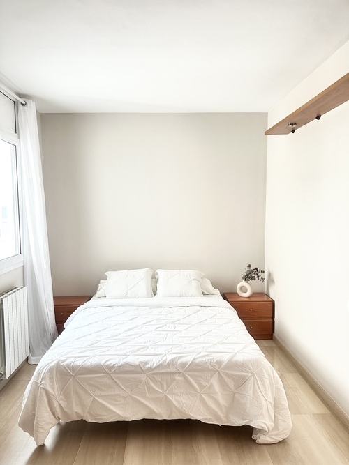 Habitación muy grande con baño privado.