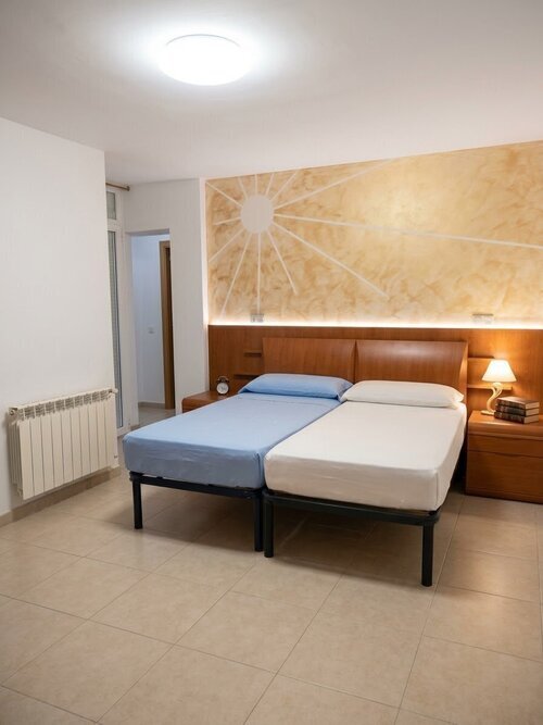 Habitación amplia con mucha luz, con balcón