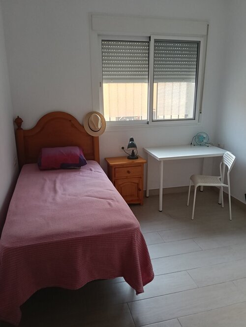 Habitación con mucha luz, disponible en piso LGTBIQ+ 