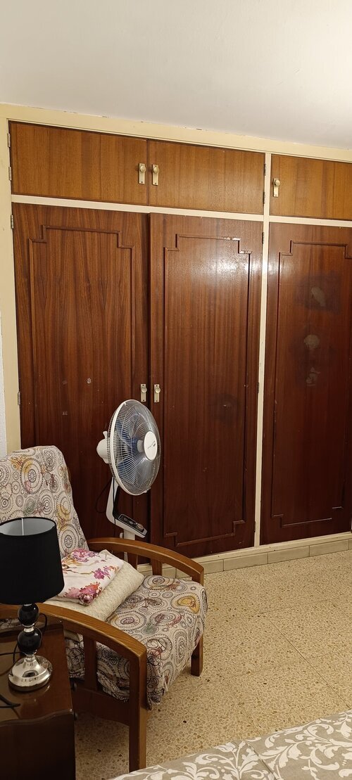 Habitación amplia, persona sola, solo chicas.