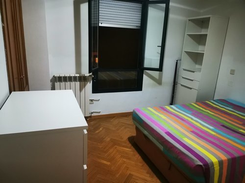 Habitación muy grande, muy luminosa, facturas incluidas