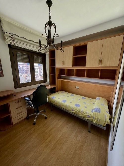 Habitación con mucha luz, con aire acondicionado