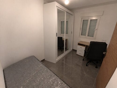 Habitación grande, con balcón en Figares