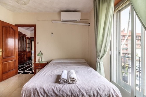cama doble con balcón en piso amueblado en centro.