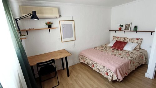 Habitación con vestidor y mucha luz