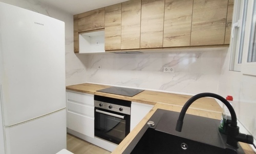 Habitación, con balcón en Tormos