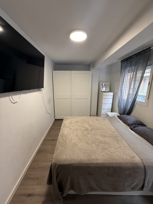 Habitacion moderna y luninosa  con TV