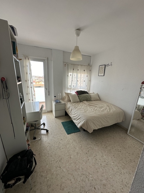 Habitacion para chica con cama doble en Av. Aurora