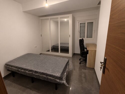 Habitación grande, con balcón en Figares