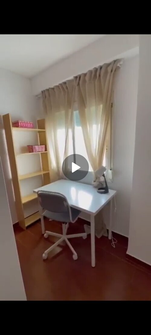Habitación confortable, con balcón