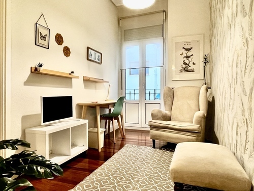 Amplia habitación con sala y vestidor privado.
