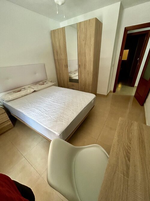 Habitación con mucha luz en Altozano