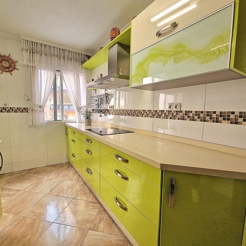 Bright Private Room in Safe International Apartment