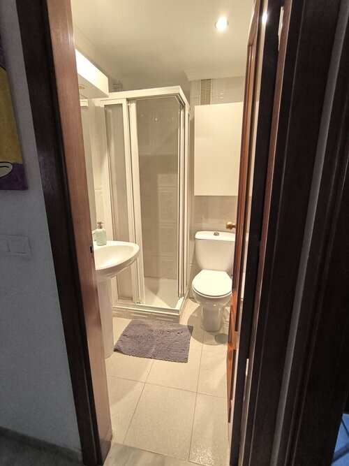 Habitación con tv y baño privado.