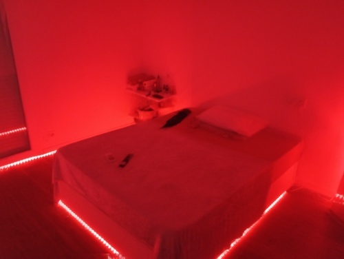 Se alquila una habitación, con cama grande.