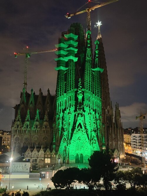 Habitación amplia con cama doble cerca de Sagrada Famil