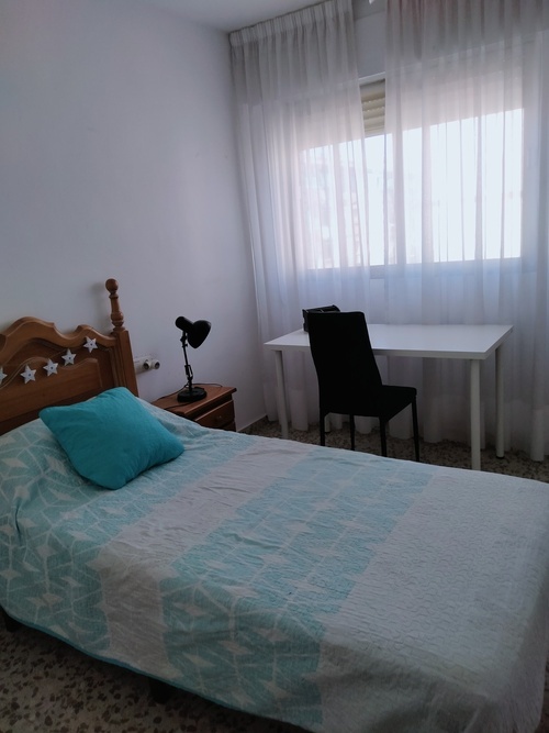 Habitación en zona tranquila y bien comunicada.