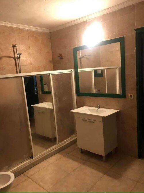 Habitación con mucha luz y comodidad 