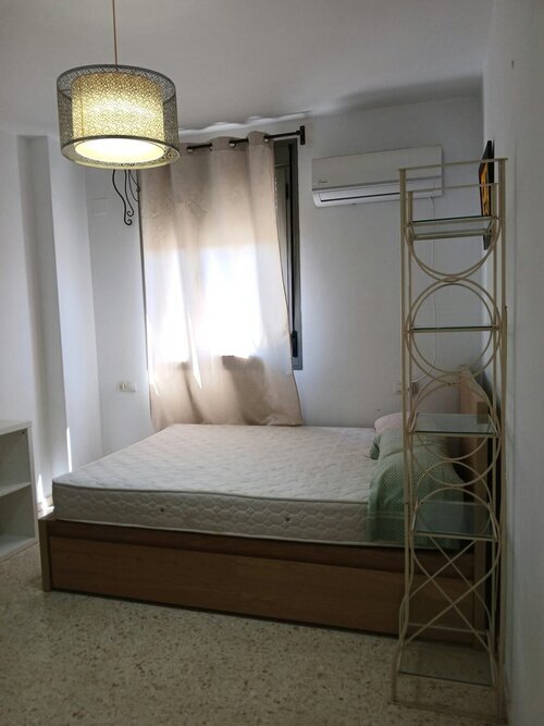 Habitación con baño privado y aire acondicionado