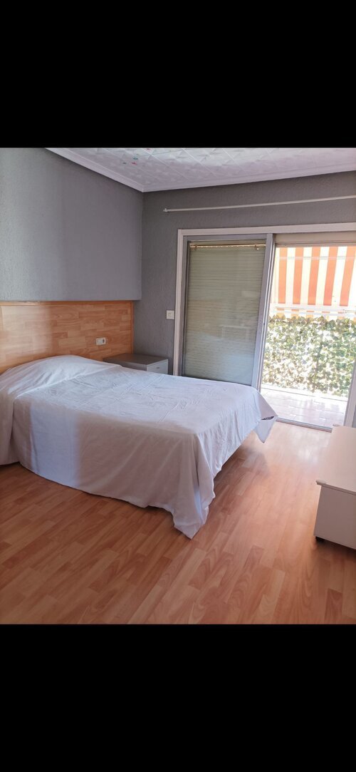 Habitación con mucha luz, con balcón en Torrefiel