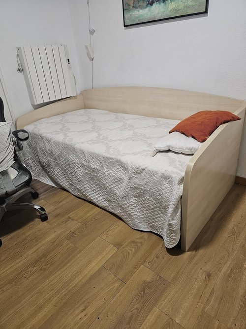Habitación con mucha luz, con balcón en Moscardó