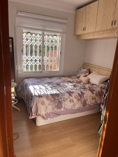 Habitación iluminada con cama grande en casa con niños