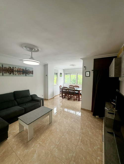 Habitación con mucha luz, con aire acondicionado