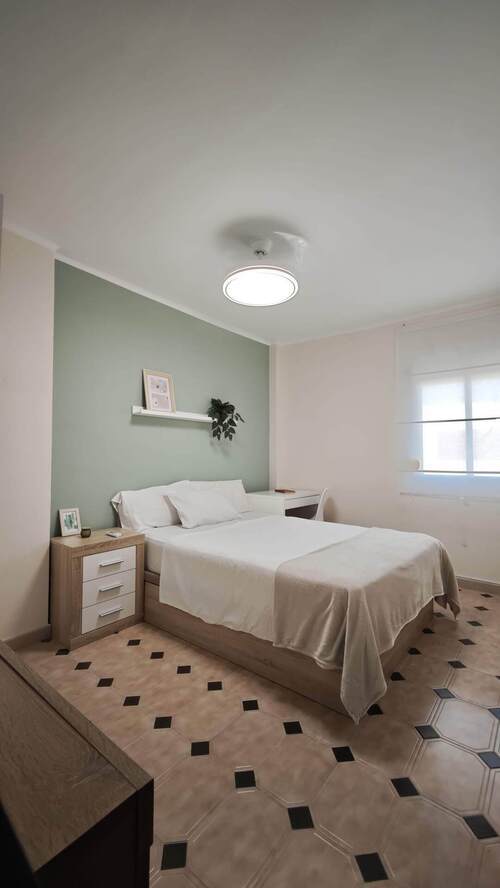Habitación cama grande 135cm | Frente Hospital de Valme
