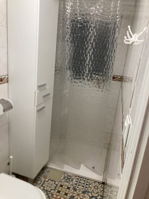 Se alquila habitación doble con baño propio. 