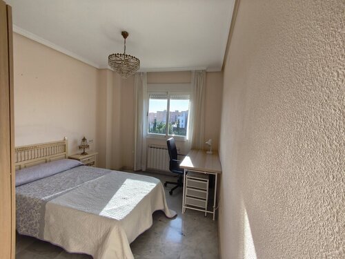 Habitación con baño privado. Barrio Los Periodistas 