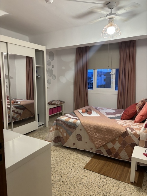 Habitación en ático con mucha iluminación y terraza 