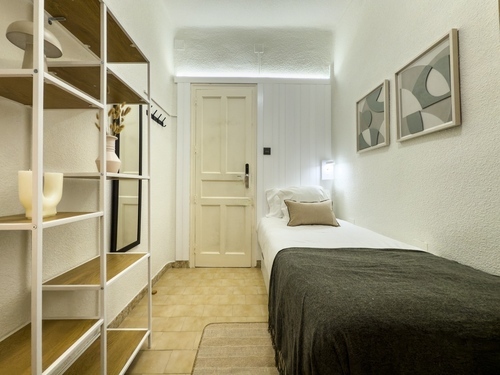 Room Romeri: Elegant Single Room with Soft Lighting