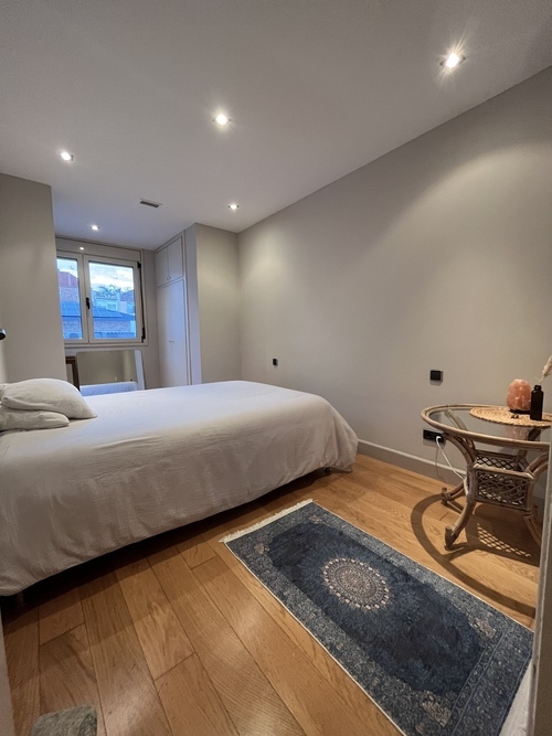 Well lit large 2 bedroom apartment in Gracia