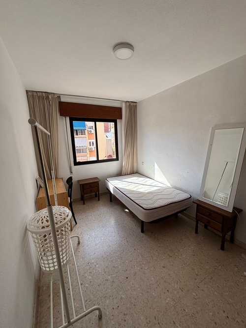 Habitacion 250€ en la Union ( solo chicas ) 