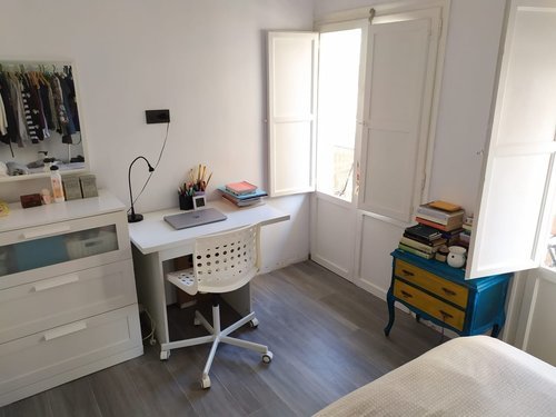 Habitación luminosa con balcón