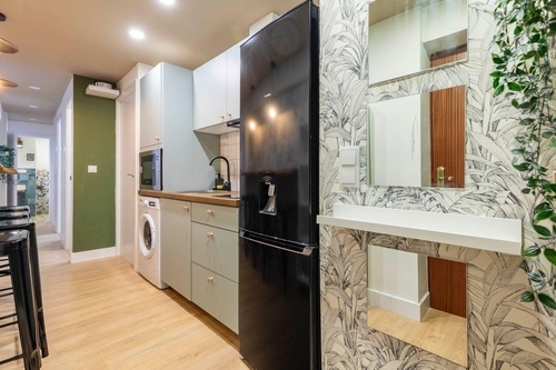 Habitación Doble Amplia y Amueblada con Balcón y AC