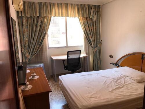 Habitación luminosa y tranquila para estudiantes