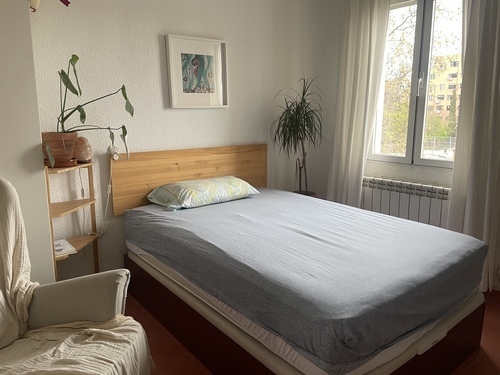 Habitación grande exterrior luminosa Madrid Río