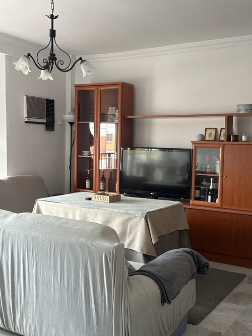 Habitación con cama de matrimonio y baño privado.      